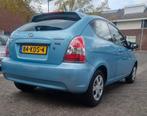 Knappe Hyundai Accent 1.4 Dynamic met airco, Auto's, Stof, Zwart, Blauw, Origineel Nederlands