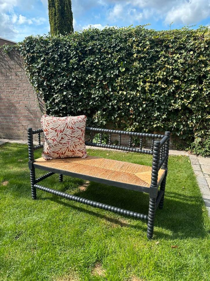 Bobbin Knobbelbank met rieten zitting, Antiek en Kunst, Antiek | Meubels | Stoelen en Banken, Ophalen