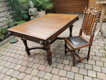 Antieke Eettafel met 4  Stoelen beschikbaar voor biedingen