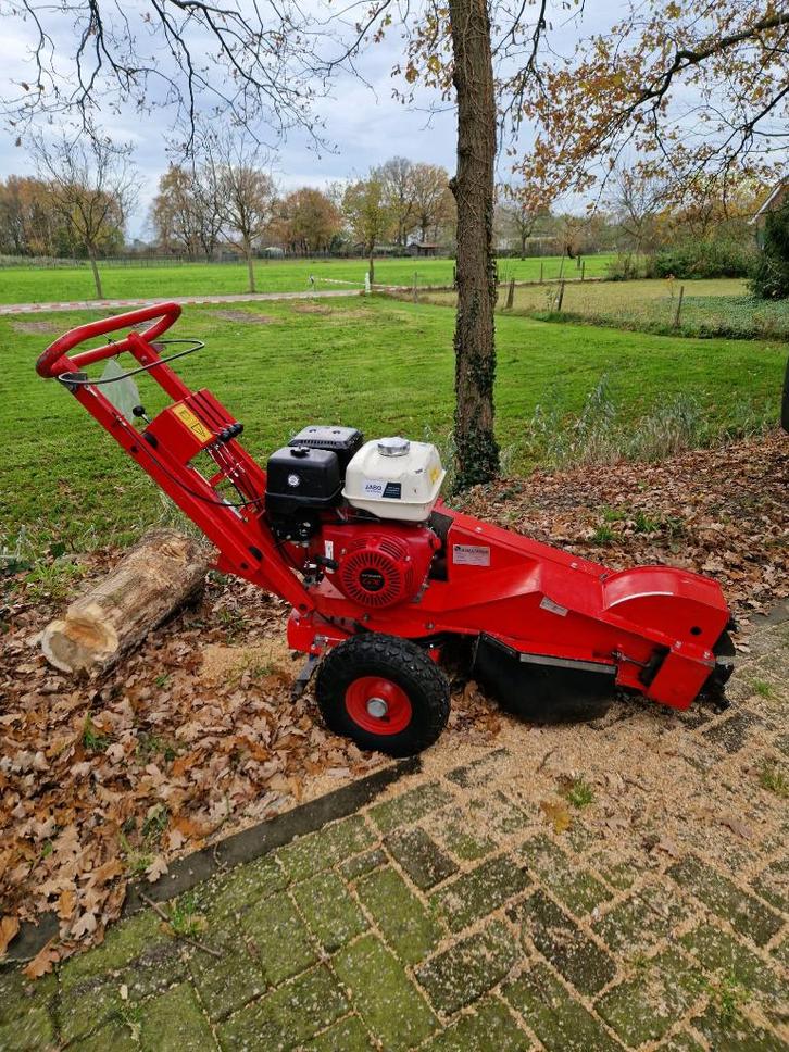 Stobbenfrees te huur, Doe-het-zelf en Verbouw, Gereedschap | Freesmachines, Zo goed als nieuw, Benzine, Stobbenfrees, Ophalen