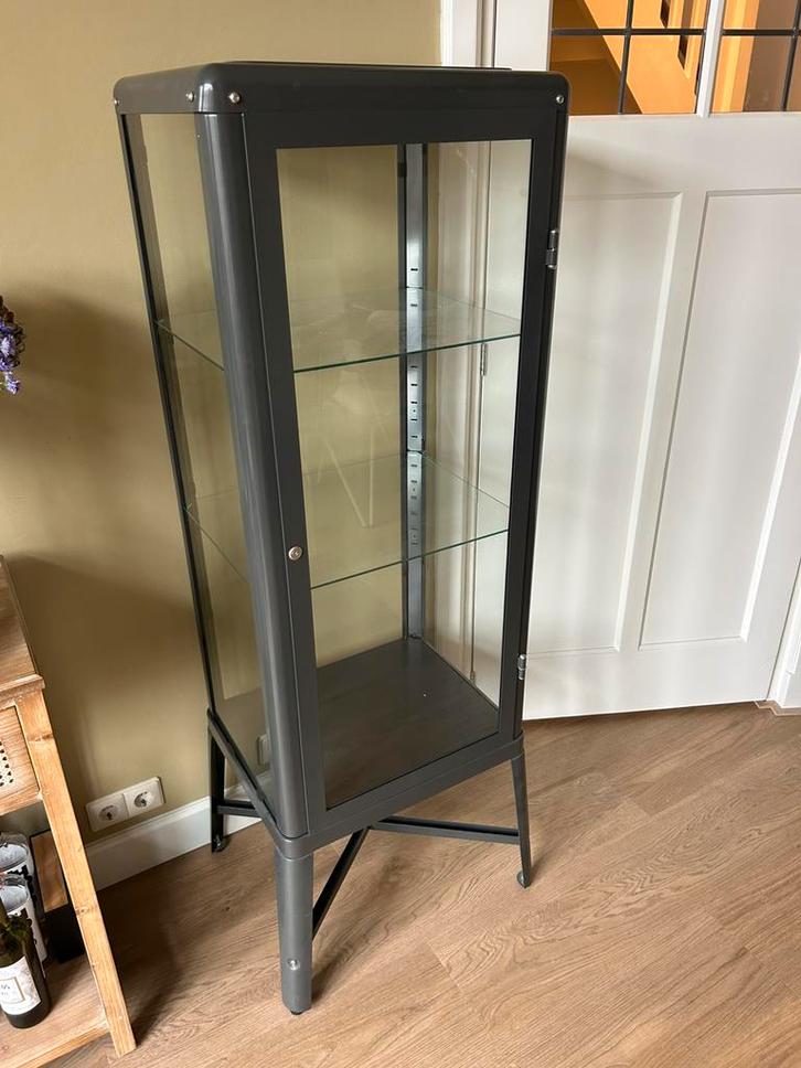 Fabrikör vitrinekast IKEA, Huis en Inrichting, Kasten | Vitrinekasten, Zo goed als nieuw, 150 tot 200 cm, 50 tot 100 cm, 25 tot 50 cm