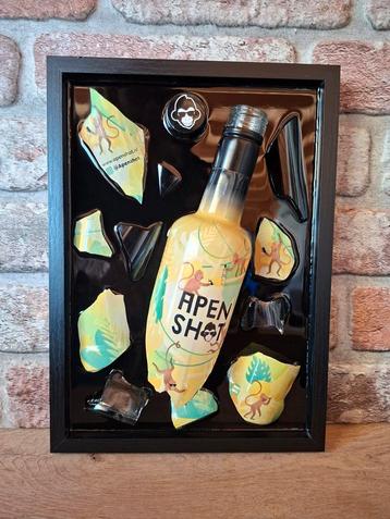 Apenshot fles verwerkt in een lijst met Epoxy  beschikbaar voor biedingen