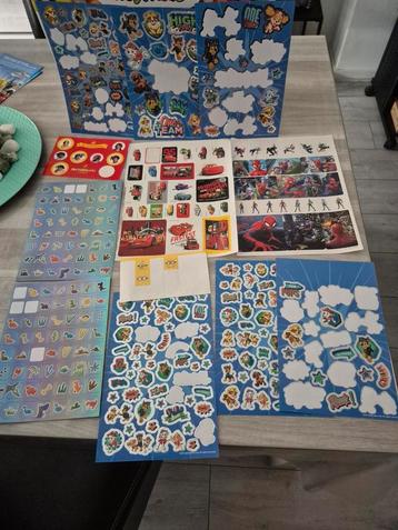 stickervellen met een aantal stickers er af  beschikbaar voor biedingen