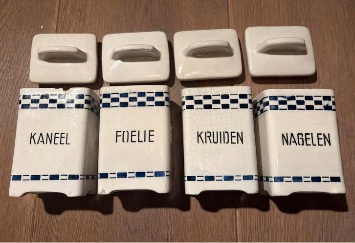 Vintage aardewerk kruidenpotjes met deksel, Verzamelen, Poppenhuizen en Toebehoren, Gebruikt, Decoratie, Ophalen of Verzenden