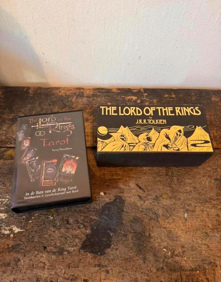 Lord of the rings tarrot kaarten en cassette bandjes in doos, Verzamelen, Lord of the Rings, Zo goed als nieuw, Ophalen of Verzenden