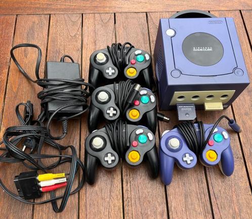 Nintendo Gamecube Paars met vier controllers en memorycards, Spelcomputers en Games, Spelcomputers | Nintendo GameCube, Gebruikt