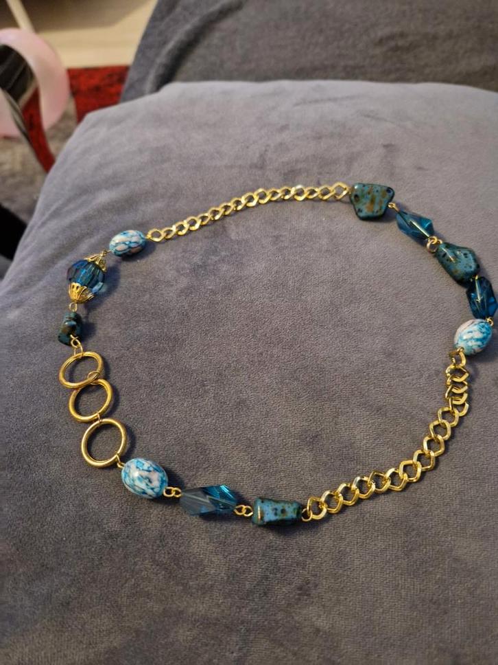 Mooie blauwe ketting met gouden details, Sieraden, Tassen en Uiterlijk, Kettingen, Ophalen of Verzenden