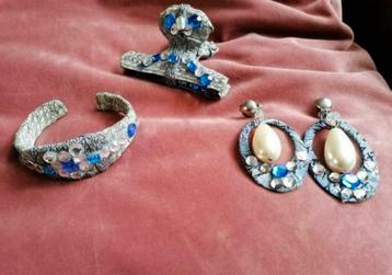 Oorbellen, haarknip en armband blauw met steentjes. beschikbaar voor biedingen