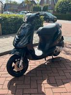 Piaggio zip 4takt 2v geel kenteken, Fietsen en Brommers, Scooters | Piaggio, Ophalen, Zo goed als nieuw, Zip