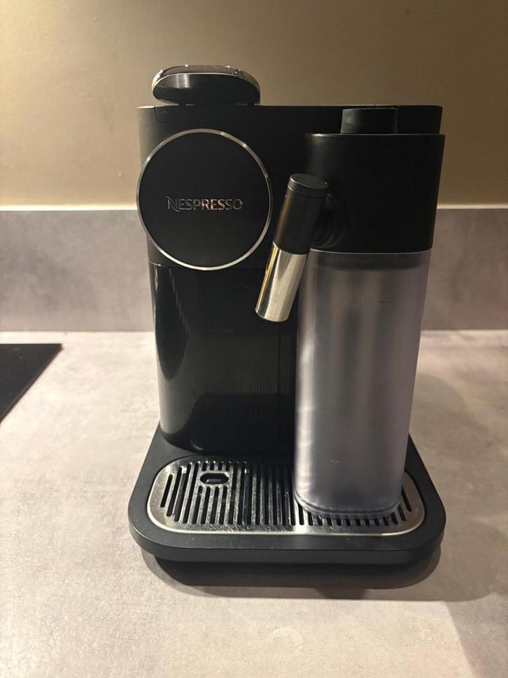 Nespresso Gran Latissima Black, Witgoed en Apparatuur, Koffiezetapparaten, Gebruikt, Koffiepads en cups, Koffiemachine, Afneembaar waterreservoir