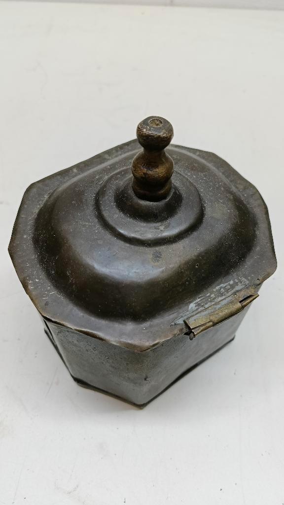 Antieke tabakspot met patina – achthoekig blik, Verzamelen, Blikken, Gebruikt, Overige, Overige merken, Ophalen of Verzenden