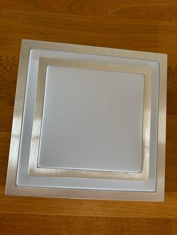 Vierkante  plafondlamp in wit met aluminium
