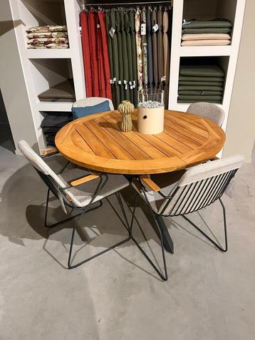 Showroom  Prado tuintafel Ø 130 cm. / veneto diningstoelen beschikbaar voor biedingen