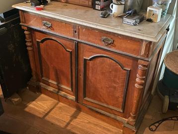 Antieke kast met marmeren blad 55x110 en 88 hoog beschikbaar voor biedingen