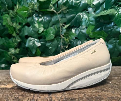 Bijna Nieuwe ballerina's van MBT maat 38, Kleding | Dames, Schoenen, Zo goed als nieuw, Ballerina's, Beige, Ophalen of Verzenden