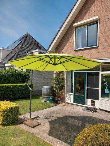 parasol met ijzeren kruis, die geborgd kan worden met tegels beschikbaar voor biedingen