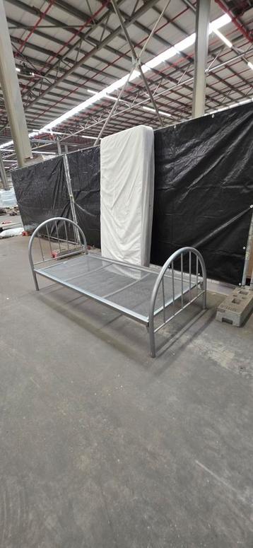 Metalen bedframe met matras beschikbaar voor biedingen