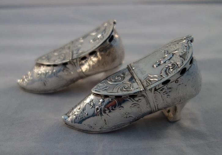 2 Antieke Zilveren Doosjes in de vorm van Dames Schoentjes, Antiek en Kunst, Antiek | Goud en Zilver, Zilver, Verzenden