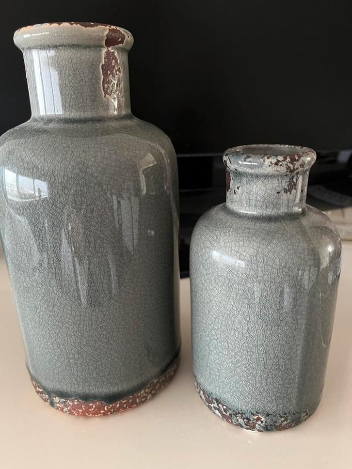 2 maten grijze vazen. Mooi met kunststof bloemen erin!, Huis en Inrichting, Woonaccessoires | Vazen, Zo goed als nieuw, Overige kleuren