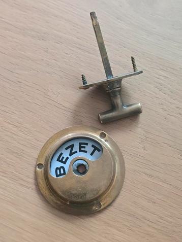 Antieke koperen WC roset met emaille ronde plaat Vrij Bezet beschikbaar voor biedingen