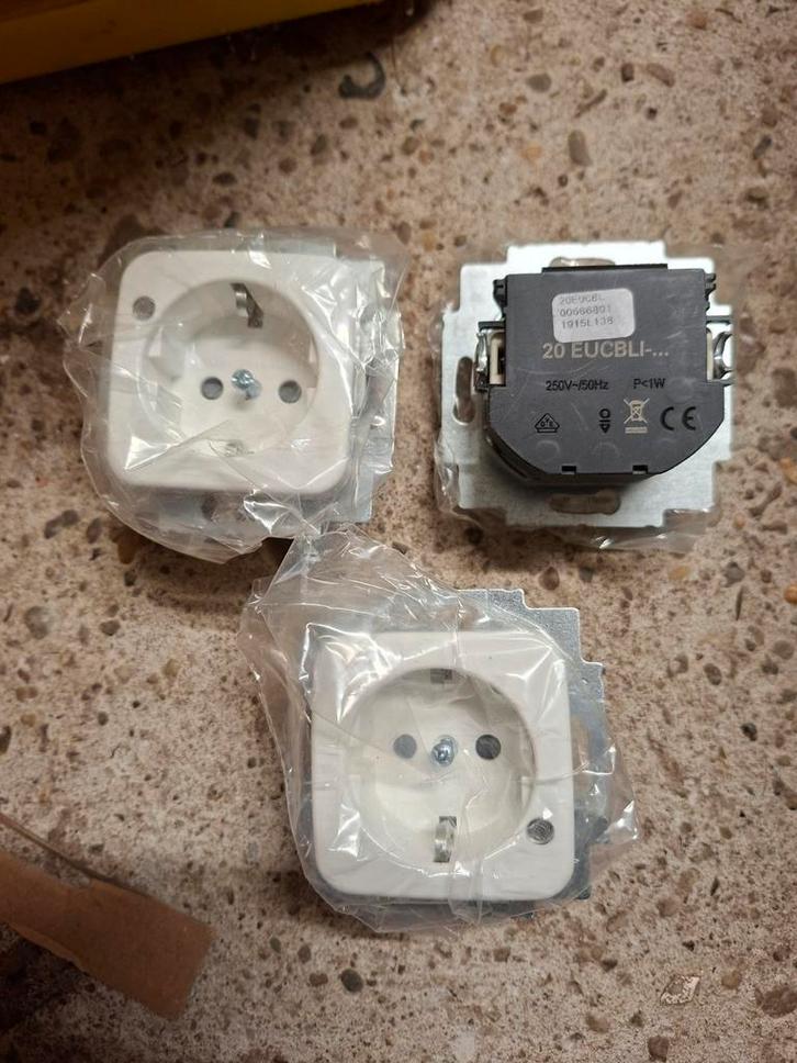 Busch en Jaeger Reflex SI en Balans 914, Doe-het-zelf en Verbouw, Elektra en Kabels, Nieuw, Stopcontact, Ophalen of Verzenden