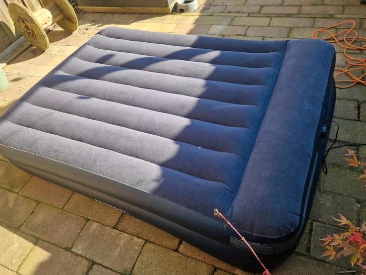 Intex 2 persoons luchtbed., Caravans en Kamperen, Luchtbedden, Zo goed als nieuw, 2-persoons, Ingebouwde pomp, Ophalen of Verzenden