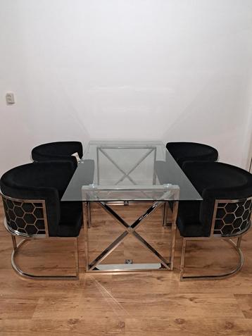Tafelset (Eventueel met stoelen te koop) beschikbaar voor biedingen