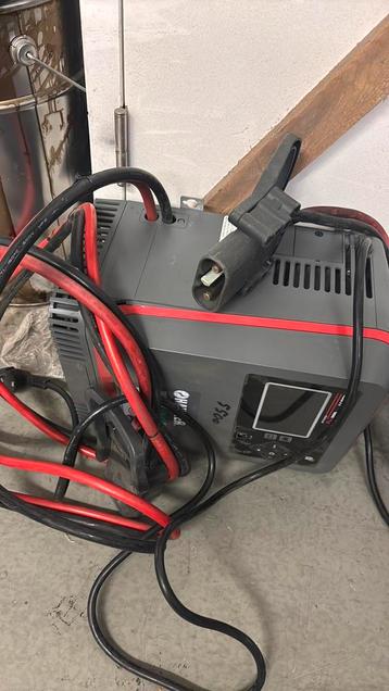 2x EnerSys Acculaders (vermoedelijk NexSys Compact-serie) beschikbaar voor biedingen