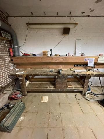 Grote oude werkbank beschikbaar voor biedingen