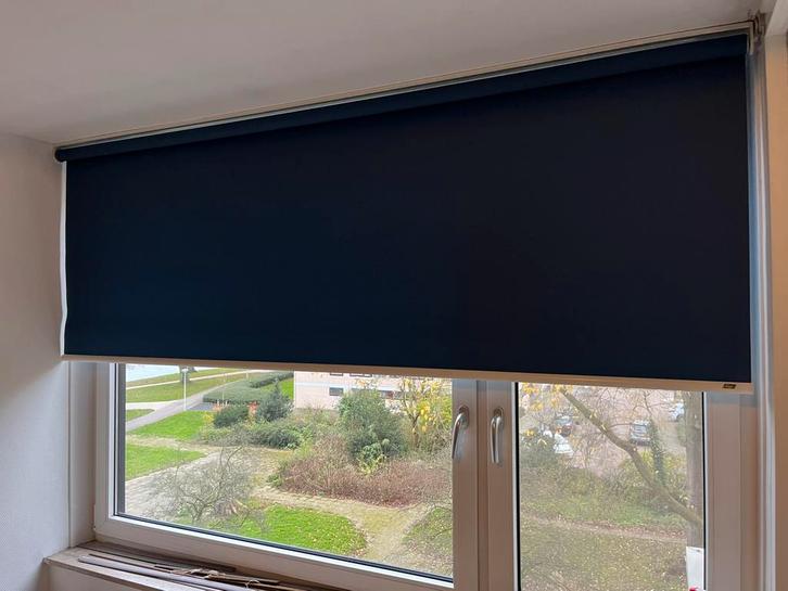 5 donkerblauwe en verduisterende rolgordijnen van Luxaflex, Huis en Inrichting, Stoffering | Gordijnen en Lamellen, Blauw, Ophalen