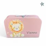 Geprint koffertje met naam en leeuwtje, Ophalen of Verzenden, Nieuw, Kraamcadeau