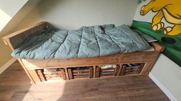 Mooi houten bed 200x90 incl houten kratten