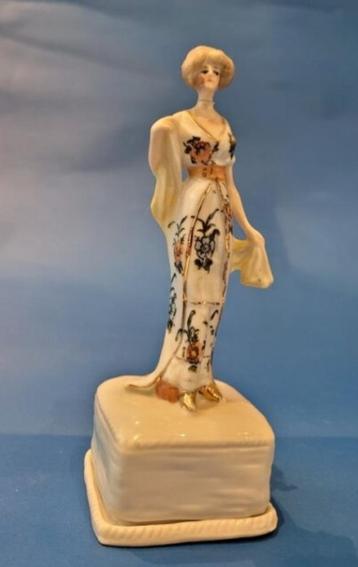 Antiek beeldje van een dame beschikbaar voor biedingen