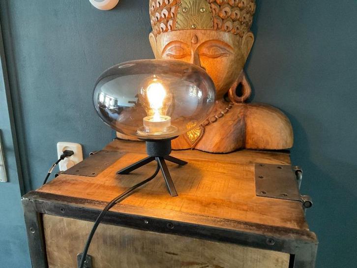 tafellamp lamp zwarte driepoot rookglas spiegelend effect, Huis en Inrichting, Lampen | Tafellampen, Nieuw, Minder dan 50 cm, Glas