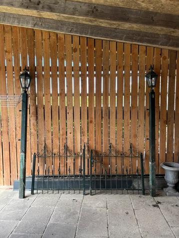 Sierhek poort met verlichting beschikbaar voor biedingen