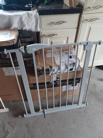 Nieuw traphekje grijs met witte pas stukken beschikbaar voor biedingen