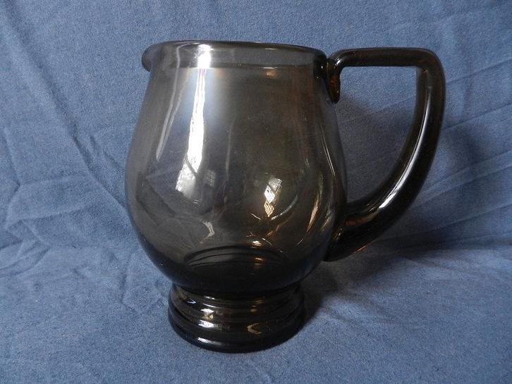 Bruin glazen waterkan Maastricht Rozendaal /Leerdam Copier ?, Antiek en Kunst, Antiek | Glas en Kristal, Ophalen of Verzenden