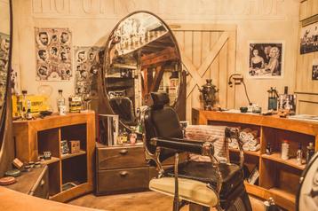 Complete Barbershop met J.J. Maes barber chair beschikbaar voor biedingen