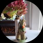 Vintage beeldje, vaasje,  jongetje van biscuit porselein, Verzamelen, Beelden en Beeldjes, Ophalen of Verzenden, Mens
