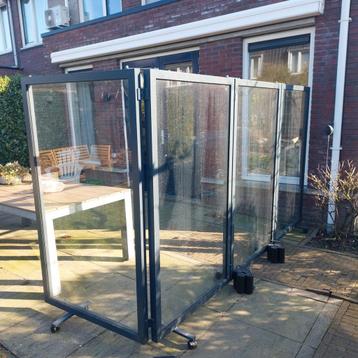 4 meter, 4 delig mobiel glazen windscherm van Paraconstruct beschikbaar voor biedingen