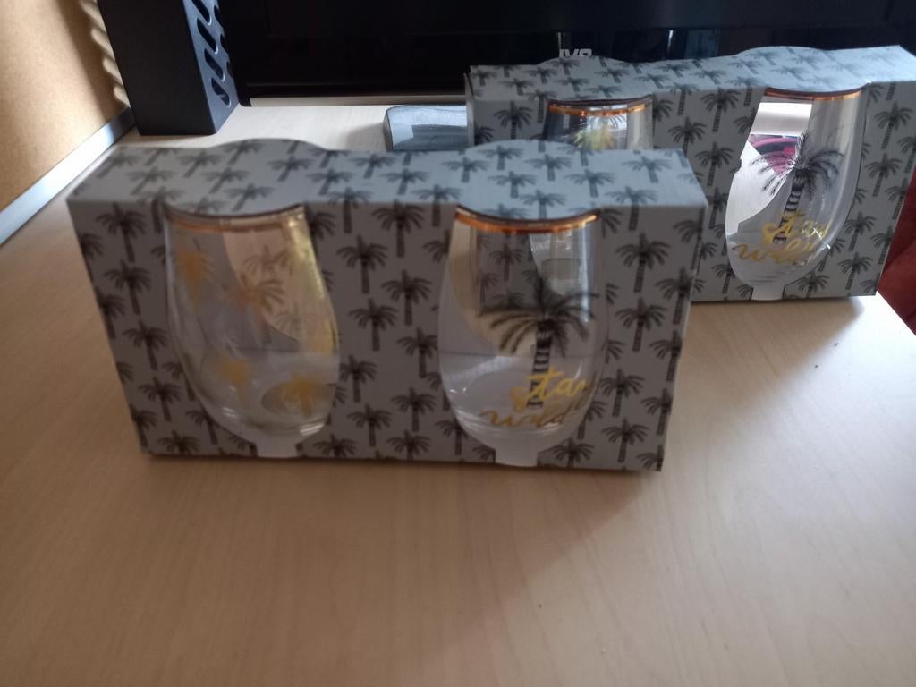 4 nieuwe glazen met gouden palmen voor €5,-, Ophalen of Verzenden, Nieuw, Minder dan 50 cm, Minder dan 50 cm