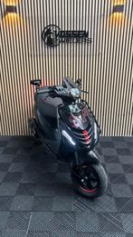 Piaggio Zip | Black & Red Edition | 4800KM, Fietsen en Brommers, Scooters | Piaggio, Maximaal 45 km/u, Zip, Zo goed als nieuw