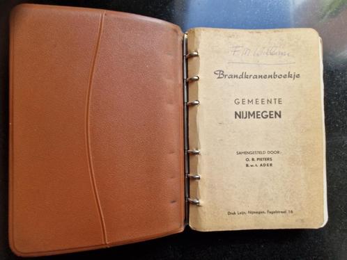 Vintage brandkranenboekje Gemeente Nijmegen, Boeken, Overige Boeken, Gelezen, Ophalen of Verzenden