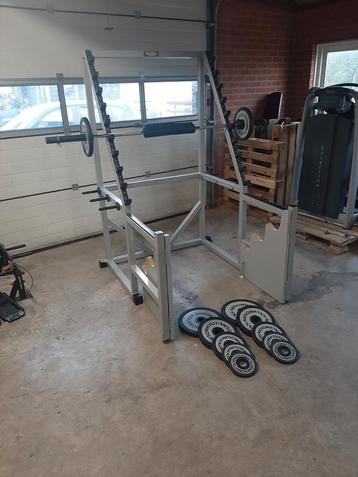 Olympische barbell set technogym 117.5 kg met squatrack  beschikbaar voor biedingen