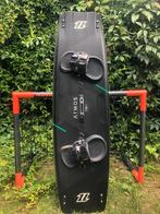 NORTH ATMOS 138x41 met naish apex bindingen, Twintip, Ophalen of Verzenden, Zo goed als nieuw, Binding