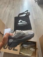 Adidas Yeezy Boost 700 V2 Tephra Maat EU40 - US7, Yeezy, Nieuw, Sneakers of Gympen, A
