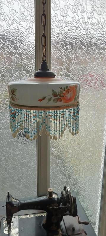 Oude vintage lamp met kralen rand. beschikbaar voor biedingen