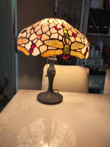 Tiffany Lamp met Libelle Motief beschikbaar voor biedingen