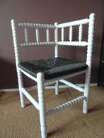 hoekstoeltje wit hout gedraaide poten donker grijs rotan, Ophalen, Riet of Rotan, Wit, Zo goed als nieuw
