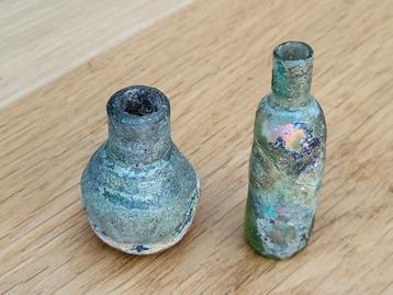 2 Romeins (Syrische ?) medicijnflesjes beschikbaar voor biedingen